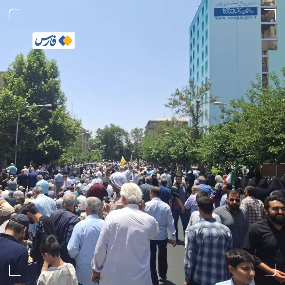 ظرفیت نماز جمعه پر شده و مردم در خیابان‌های اطراف نشسته‌اند
