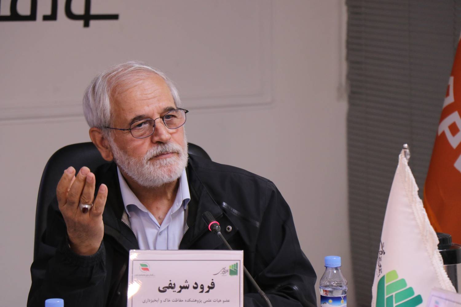 کشورهای عربی خلیج فارس خیلی کمتر از ما بارندگی و منابع آبی دارند ولی مثل مسئولان ما توی سرشان نمی‌زنند و درباره بحران آب سیاه‌نمایی نمی‌کنند/ ایران پر از منابع آبی گسترده است که هنوز به آن‌ها دست هم نزدیم، مسئولان دولتی این همه سیاه‌نمایی نکنند و مردم را نترسانند