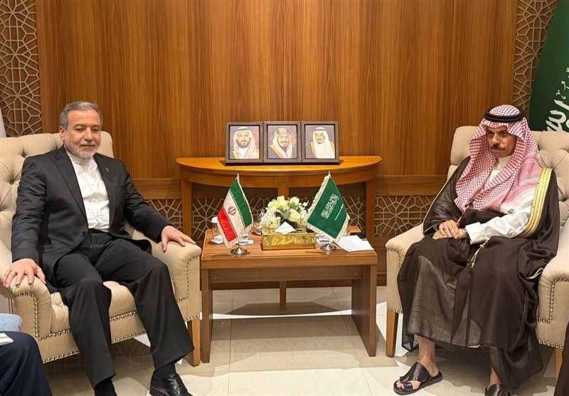 دیدار و گفتگوی عراقچی و وزیر خارجه عربستان