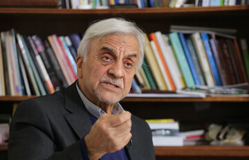 محمد شریعتمداری در هلدینگ خلیج فارس، به جای تمرکز بر مشکلات و مسائل صنعت پتروشیمی به تیم فوتبال استقلال فکر می‌کند!