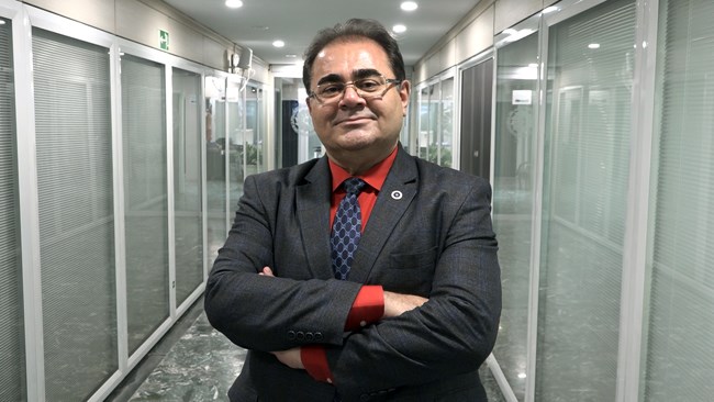 آنقدر مشکلات مدیریتی در داخل داریم که تحریم آخر صف ایستاده و اصلا به حساب نمی‌آید/ اگر وزیر نیرو ناراحت نمی‌شود باید بگویم که درباره ساخت و به مدار آوردن ۳۰ هزار مگاوات نیروگاه‌ تجدیدپذیر خالی‌بندی کرده است