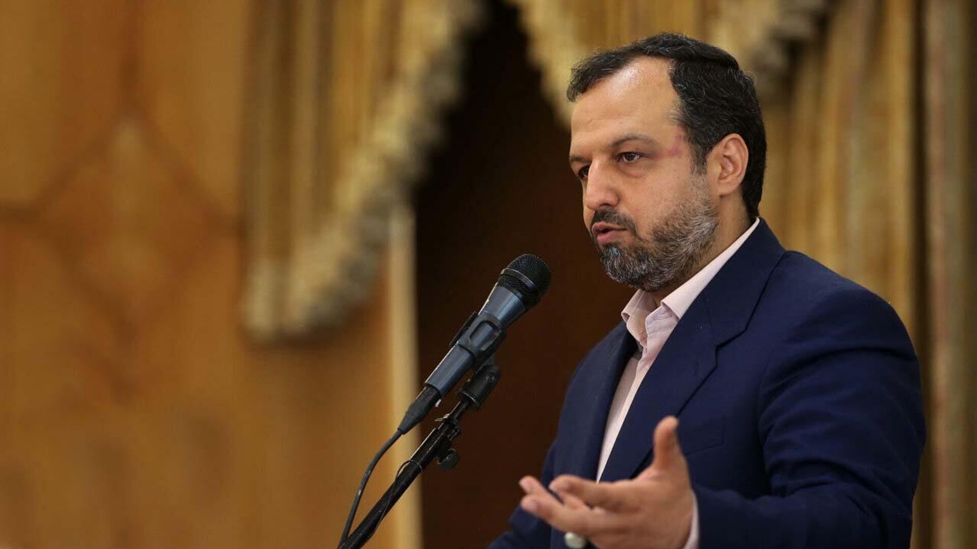 قراردادن بانک‌های ملت، تجارت و صادرات در معرض خصوصی سازی، آنهم در شرایط جنگ اقتصادی و تحریم، کامل به ضرر اقتصاد ملی است