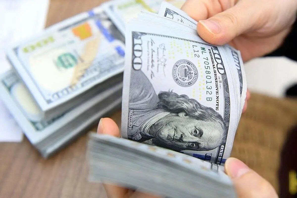 چرا قیمت دلار با شتاب بالا می رود و دولت کاری نمی کند؟/ با تورم ۵۰-۶۰ درصدی افزایش قیمت ارز قابل انتظار است