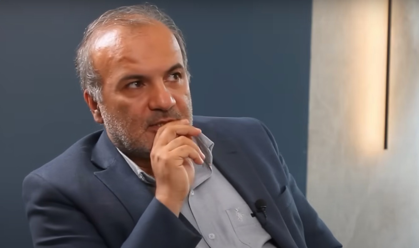 هیچ راهی در کوتاه‌مدت جز حل مشکلات با دنیا برایمان نمانده است/ باید مردان روزهای سخت بیایند و مسائل کشور را حل کنند/ در کنار مسائل بزرگ، مسائل کوچک حل نشده در کشور فراوان است