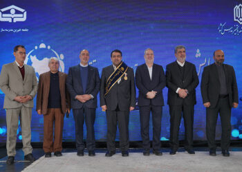 نشان افتخار و حمایل «حامی مدرسه‌سازی ایران» به مدیرعامل بانک ملی اهدا شد/ ساخت ۱۳۵ مدرسه در مناطق محروم کشور