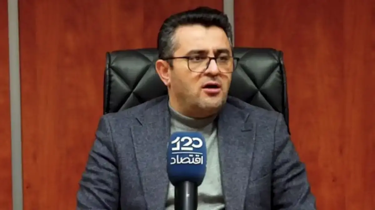 قیمت یک حلب روغن که با ارز ترجیحی تولید شده، یک میلیون و ۲۰۰ هزار تومان است ولی همین الان ۲ میلیون و ۵۰۰ هزار تومان به فروش می‌رسد و مابه‌التفاوت را پشت فاکتوری می‌گیرند