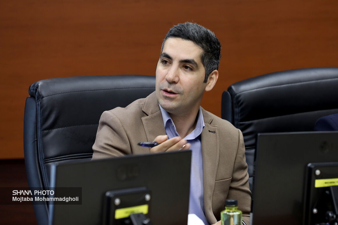 قاچاق شدید بنزین با این افزایش قیمت‌های اندک (بنزین ۵ هزار تومانی) که دولت اخیرا می‌خواهد اجرا کند کم نخواهد شد