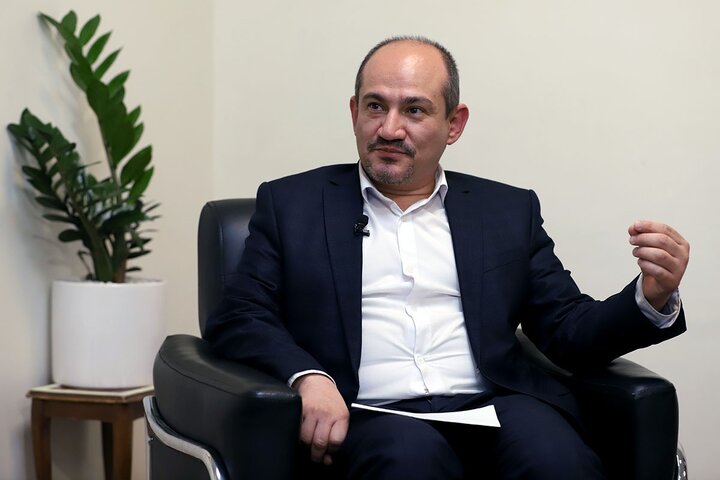 تهدید واقعی علیه آمریکا در سطح جهانی چین است/ چین کاری کرده که با وجود همه دشمنی ها، آمریکا توان به چالش کشیدن جدی این کشور را ندارد/ چون دیگران در کشور ما منافعی ندارند سرنوشت ما برایشان مهم نیست/ زنجیره منافع آمریکا به چین پیوند خورده و توان اقدام علیه چینی‌ها را ندارد