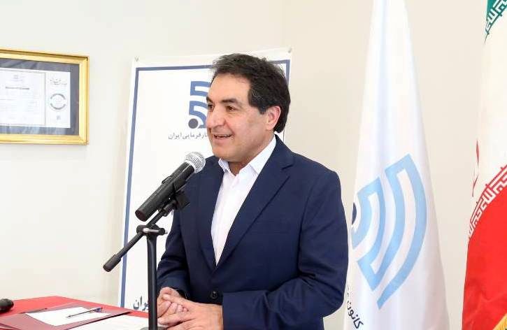 چرا حدود ۲ میلیون جوان بیکار مایل نیستند در کارخانه‌ها کار کنند و می‌خواهند در تاکسی‌های اینترنتی فعالیت کنند؟ در نتیجه ما مجبوریم از بیرون کارگر افغانی بیاوریم