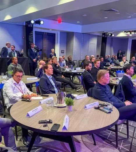 قلعه‌نویی با سرمربی بلژیک در سمینار فیفا سر یک میز نشست