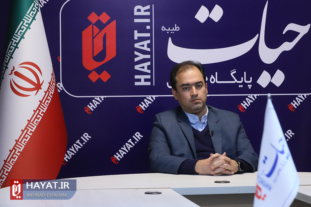 تولیدکنندگان کوچک و مونتاژکار سهمیه مواد اولیه را از بورس کالا می‌گیرند و به‌جای تولید، گران‌تر در بازار آزاد می‌فروشند، به همین دلیل هم مواد اولیه به تولیدکنندگان واقعی نمی‌رسد