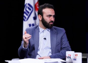 مدیران کل وزارت راه و شهرسازی به من زنگ می‌زنند و با حالت گریه به من می‌گویند وزیر ما را مجبور کرده همه کارهای مهم خودمان را رها کنیم و خانه‌ها را در شهرها بخریم و اجاره بدهیم/ آخر این چه سیاستی است که دارید اجرا می‌کنید؟ این یعنی رانت و افزایش قیمت مسکن!