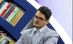 سفیر انگلستان در خاطراتش می‌نویسد محمدرضا شاه برای هر کاری که می‌خواست انجام دهد از ما اجازه می‌گرفت؛ ما هم از این کار خیلی تعجب می‌کردیم/ محمدرضا شاه همیشه در طول زندگی‌اش می‌ترسید اشتباهی کند که خارجی‌ها ناراحت شوند و او را هم مثل پدرش برکنار و اخراج کنند