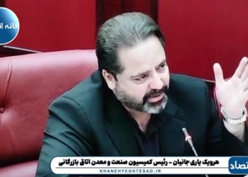 بانک مرکزی به بهانه کنترل نرخ ارز عمدا روند تجارت کشور را کند می‌کند