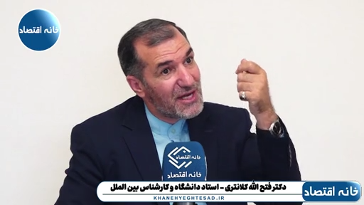 مردم ما خبر ندارند در آمریکا چخبر است؟ با بسته ماندن تنگه هرمز آنقدر قیمت بنزین در آمریکا را بالا برده که مردم کف خیابان علیه ترامپ شعار می‌دهند